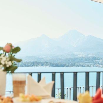 Terrazza sul lago Tavolo per la colazione su balcone con vista su lago e montagne